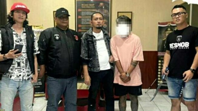 Kedapatan Bawa Samurai Pria Bertato di Manado Terciduk ‘Oto Itang’