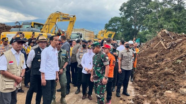 Presiden Joko Widodo atau Jokowi melakukan peninjauan wilayah terdampak gempa di Cianjur, Jawa Barat, Rabu (22/11/2022). Muchlis Jr - Biro Pers Sekretariat Presiden