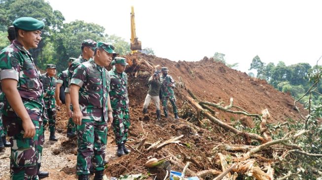 Kepala Staf Angkatan Darat (Kasad) Jenderal Dudung Abdurachman meninjau lokasi gempa Cianjur. [dok Kadispenad]