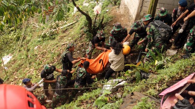 Sejumlah petugas SAR gabungan membawa kantung jenazah korban tertimbun longsor akibat gempa di Cugenang, Kabupaten Cianjur, Jawa Barat, Selasa (22/11/2022). [ANTARA FOTO/Yulius Satria Wijaya/foc].