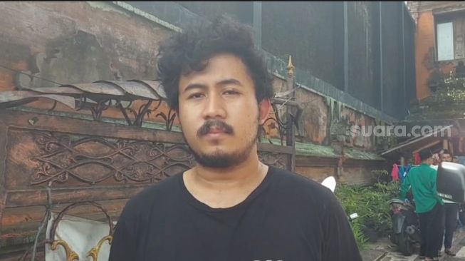 Anak Ki Joko Bodo, Refo saat ditemui di rumah duka di kawasan Lubang Buaya, Jakarta Timur, Selasa (22/11/2022). [Rena Pangesti/Suara.com]