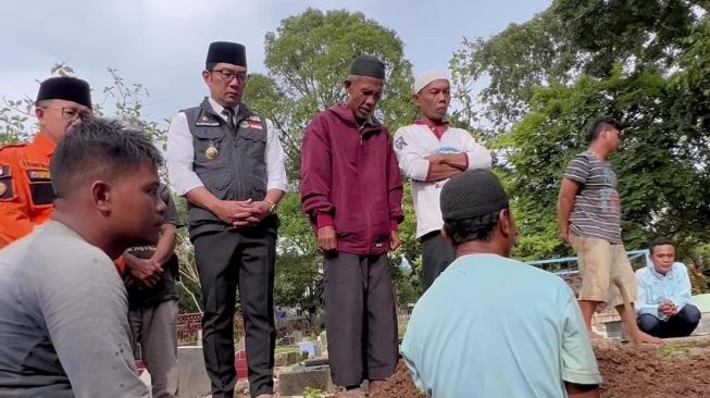 Gubernur Jawa Barat Ridwan Kamil ikut memakamkan salah satu anak korban meninggal dunia karena gempa Cianjur. (ist/ IG @ridwankamil)