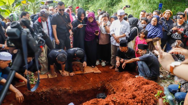 Prosesi pemakaman Agung Yulianto alias Ki Joko Bodo di TPU Kober, Lubang Buaya, Jakarta Timur, Selasa (22/11/2022). [Suara.com/Alfian Winanto]