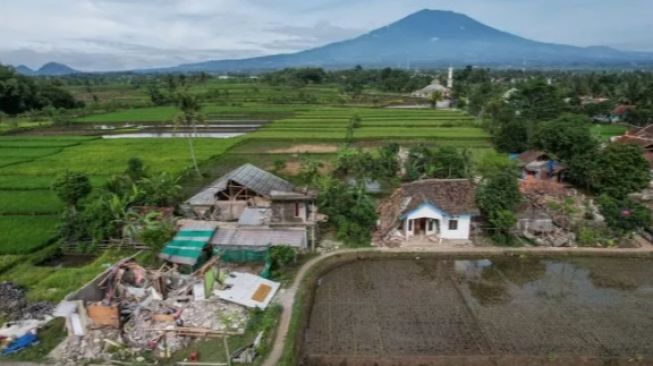 Rumah Banyak Hancur Karena Gempa, Warga Cianjur Ngeluh Distribusi Bantuan Belum Rata, Masih Makan Hasil Sumbangan Warga