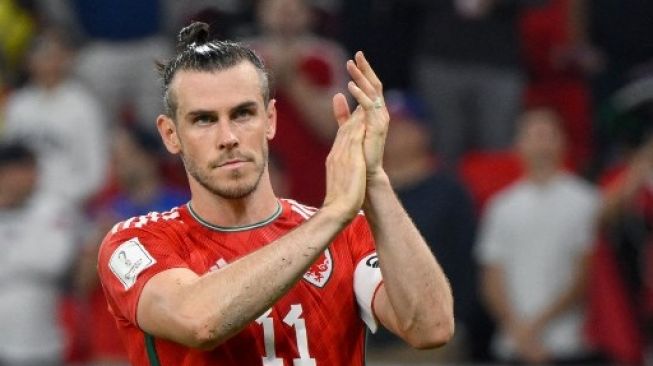 Penyerang Wales #11 Gareth Bale menyapa para pendukung pada akhir pertandingan sepak bola Grup B Piala Dunia Qatar 2022 antara AS dan Wales di Stadion Ahmad Bin Ali di Al-Rayyan, sebelah barat Doha pada 21 November 2022.NICOLAS TUCAT / AFP