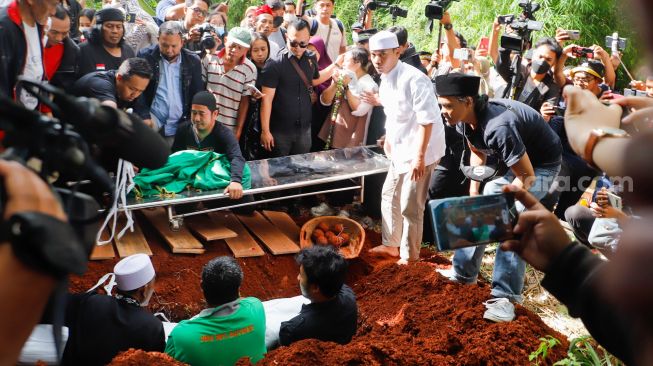 Prosesi pemakaman Agung Yulianto alias Ki Joko Bodo di TPU Kober, Lubang Buaya, Jakarta Timur, Selasa (22/11/2022). [Suara.com/Alfian Winanto]