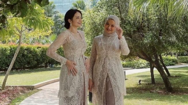 Gaya Artis Jadi Bridesmaid (Instagram/enzystoria)