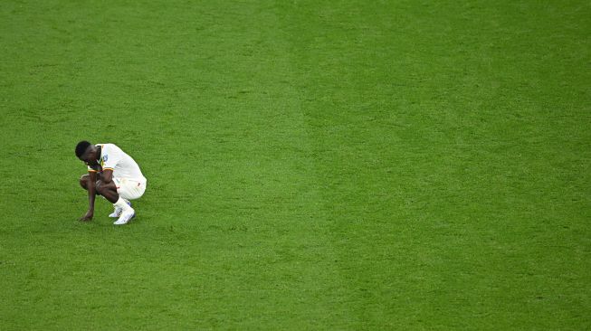 Penyerang Senegal Ismaila Sarr tertunduk lesu pada akhir pertandingan sepak bola Grup A Piala Dunia 2022 antara Senegal dan Belanda di Stadion Al-Thumama di Doha, Qatar, Senin (21/11/2022). [MANAN VATSYAYANA / AFP]