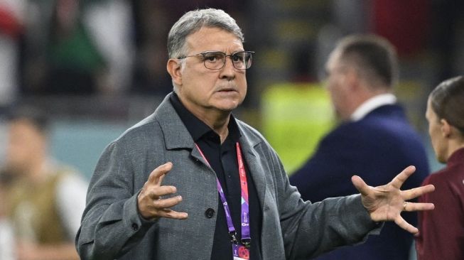 Pelatih Timnas Meksiko Gerardo Martino memberi isyarat selama matchday pertama Grup C Piala Dunia 2022 antara Meksiko vs Polandia di Stadion 974 di Doha pada 23 November 2022.Alfredo ESTRELLA / AFP