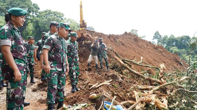 Kepala Staf Angkatan Darat (KSAD) Jenderal Dudung Abdurachman meninjau daerah pusat gempa sekaligus yang paling parah terdampak gempa di Kabupaten Cianjur, Jawa Barat, Selasa (22/11/2022). (Dispenad)