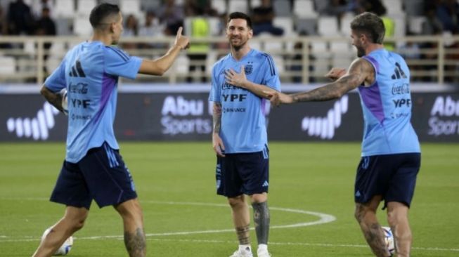 Angel Di Maria, Lionel Messi, dan Rodrigo de Paul saat berlatih bersama timnas Argentina di Abu Dhabi, Qatar, pada 14 November 2022. [ANTARA/AFP/Karim SAHIB]