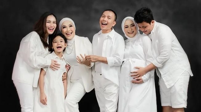 Maternity Shoot Syifa Adik Ayu Ting Ting (Instagram/@syifaasyifaa)