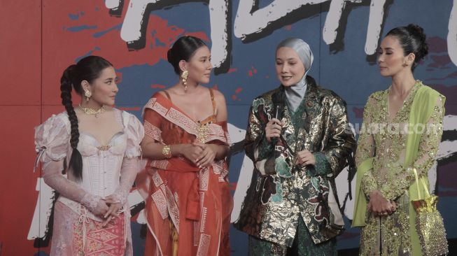 Prilly Latuconsina, Shenina Cinnamon, Cut Mini, Marsha Timothy saat menghadiri Festival Film Indonesia 2022 di Jakarta, Selasa (22/11). [Suara.com/Oke Atmaja]