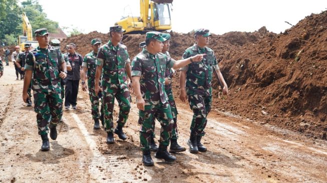 Kepala Staf Angkatan Darat (KSAD) Jenderal Dudung Abdurachman meninjau daerah pusat gempa sekaligus yang paling parah terdampak gempa di Kabupaten Cianjur, Jawa Barat, Selasa (22/11/2022). (Dispenad)