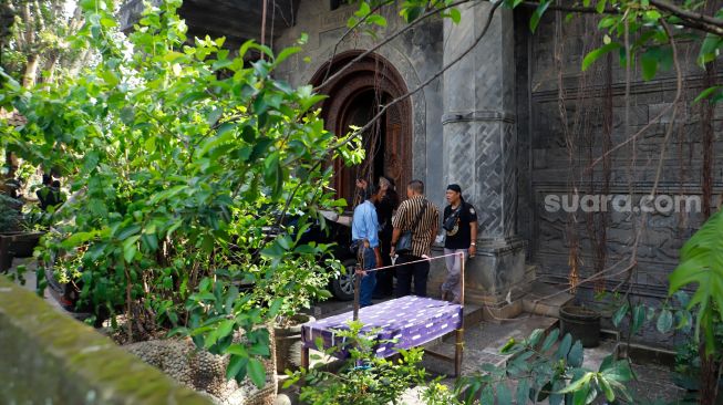 Suasana di rumah duka Paranormal Agus Yulianto alias Ki Joko Bodo di Lubang Buaya, Jakarta Timur, Selasa (22/11/2022). [Suara.com/Alfian Winanto]