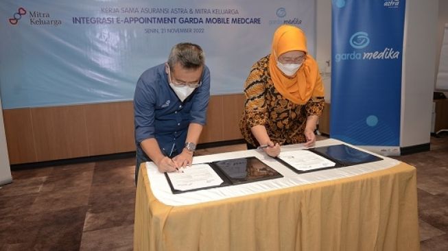 Operation Director Asuransi Astra, Hendry Yoga (kiri) dan Direktur Corporate Brand & Customer Management Mitra Keluarga, dr. Nurvantina Pandina, MM (kanan) melakukan penandatanganan kolaborasi antar Garda Medika dan Mitra Keluarga Group dalam peluncuran E-appointment [Asuransi Astra].