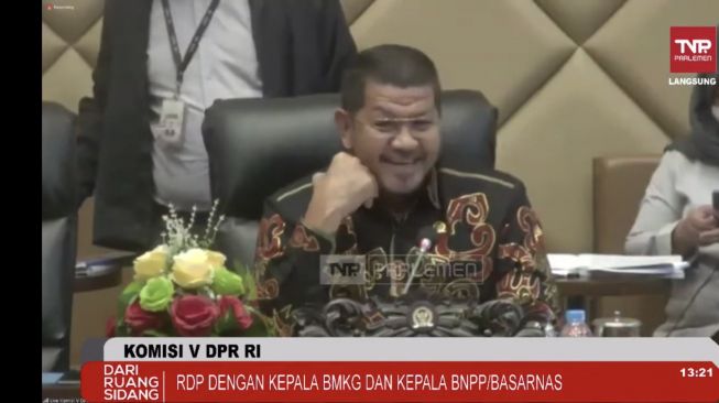 Wakil Ketua Komisi V DPR RI Roberth Rouw tertawa saat gempa Cianjur mengguncang. (bidik layar video)