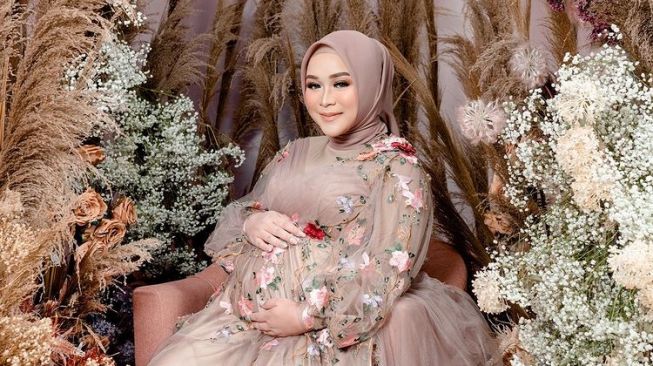 Maternity Shoot Syifa Adik Ayu Ting Ting (Instagram/@syifaasyifaa)