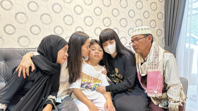Dinar Candy memeluk adiknya yang sempat hilang setelah musibah gempa Cianjur. [Instagram]