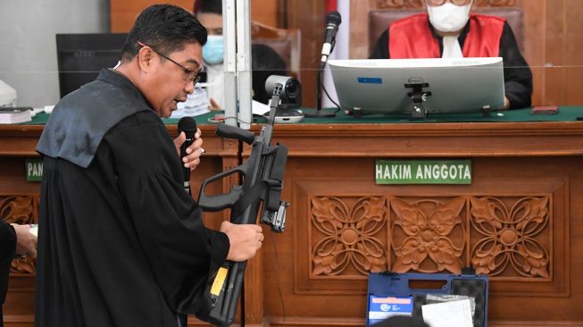 Jaksa menunjukkan barang bukti senjata Steyr AUG dalam sidang lanjutan kasus pembunuhan Brigadir Yosua Hutabarat dengan terdakwa Ferdy Sambo dan Putri Chandrawathi di PN Jakarta Selatan, Jakarta, Selasa (22/11/2022). [ANTARA FOTO/Akbar Nugroho Gumay/foc].