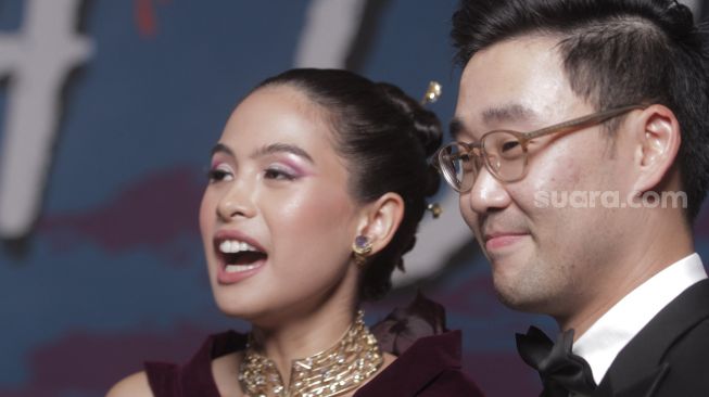 Maudy Ayunda bersama suaminya Jesse Choi saat menghadiri Festival Film Indonesia 2022 di Jakarta, Selasa (22/11). [Suara.com/Oke Atmaja]