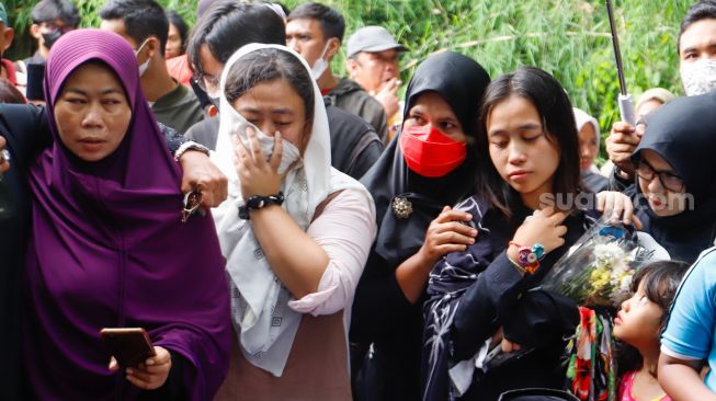 Haru keluarga dan kerabat saat prosesi pemakaman Agung Yulianto alias Ki Joko Bodo di TPU Kober, Lubang Buaya, Jakarta Timur, Selasa (22/11/2022). [Suara.com/Alfian Winanto]