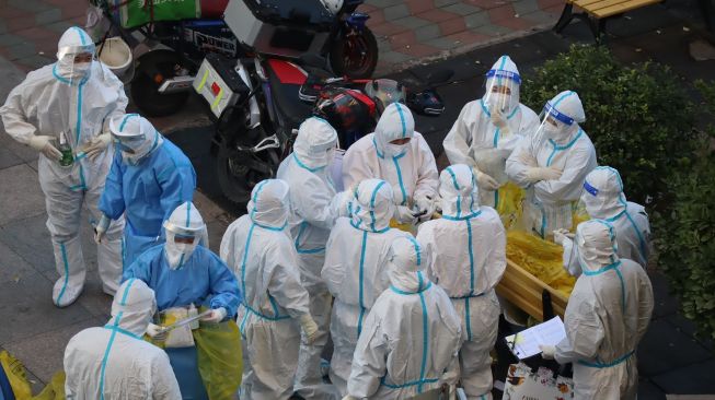 Sejumlah petugas medis dikerahkan di kompleks permukiman di Distrik Chaoyang, Beijing, China, yang sedang di-lockdown, Senin (21/11/2022). [ANTARA FOTO/M. Irfan Ilmie/foc].