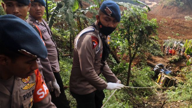 Sejumlah petugas SAR gabungan melakukan evakuasi korban tertimbun longsor akibat gempa di Cugenang, Kabupaten Cianjur, Jawa Barat, Selasa (22/11/2022). [ANTARA FOTO/Yulius Satria Wijaya/foc].