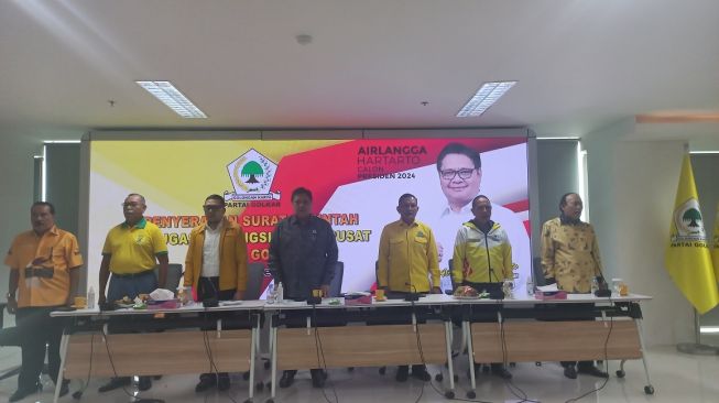 Ketua Umum Partai Golkar, Airlangga Hartarto dalam Pelepasan Tahap Awal Bacaleg ke Dapil di Kantor DPP Partai Golkar, Slipi, Jakarta Barat, Selasa (22/11/2022). [Suara.com/Bagaskara]