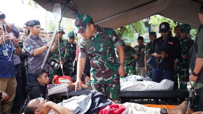 Kepala Staf Angkatan Darat (Kasad) Jenderal Dudung Abdurachman meninjau langsung kondisi korban luka akibat gempa bumi yang terjadi di Cianjur, Jawa Barat, Selasa (22/11/2022). (Dispenad)