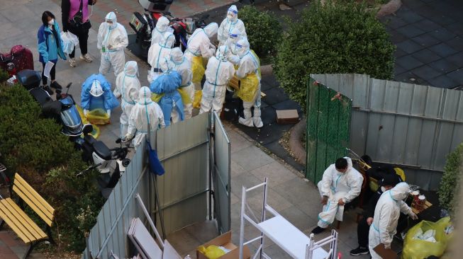 Sejumlah petugas medis dikerahkan di kompleks permukiman di Distrik Chaoyang, Beijing, China, yang sedang di-lockdown, Senin (21/11/2022). [ANTARA FOTO/M. Irfan Ilmie/foc].