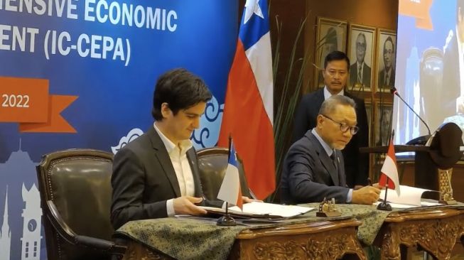  Menteri Perdagangan RI Zulkifli Hasan dan Wakil Menteri Hubungan Ekonomi Internasional Chile Jose Miguel Ahumada menandatangani Protokol Perdagangan Jasa atau Trade in Service Agreement (TIS) dalam Indonesia-Chile Comprehensive Economic Partnership Agreement (IC-CEPA) di Jakarta, Senin. (ANTARA/ HO Biro Humas Kementerin Perdagangan)