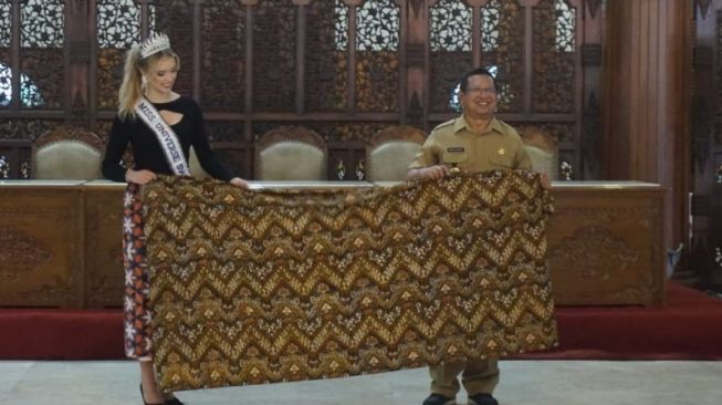 Bantu Korban Gempa Cianjur, Miss Universe Swiss Lelang Batik