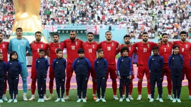 Para pemain Iran saat lagu kebangsaan dikumandangkan menjelang pertandingan sepak bola Grup B Piala Dunia Qatar 2022 antara Inggris dan Iran di Stadion Internasional Khalifa di Doha pada 21 November 2022. FADEL SENNA / AFP