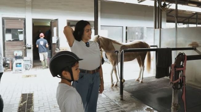 Ngakunya Bangkrut Susah Bayar Cicilan, Jessica Iskandar Masih Bisa Ajak El Berkuda, Segini Harga Tiketnya