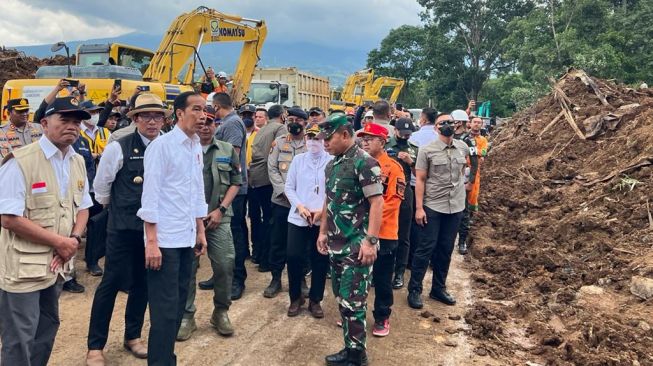 Presiden Joko Widodo atau Jokowi meninjau lokasi gempa Cianjur, Jawa Barat. Jokowi didampingi Gubernur Jawa Barat Ridwan Kamil hingga Menko PMK Muhadjir Effendi. [Laily Rachev - Biro Pers Sekretariat Presiden]