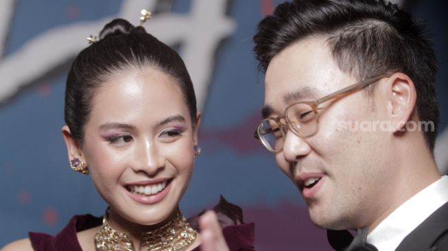 Maudy Ayunda bersama suaminya Jesse Choi saat menghadiri Festival Film Indonesia 2022 di Jakarta, Selasa (22/11). [Suara.com/Oke Atmaja]