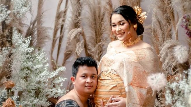 Maternity Shoot Syifa Adik Ayu Ting Ting (Instagram/@syifaasyifaa)