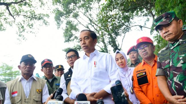 Tinjau Dampak Gempa di Cianjur, Jokowi Perintahkan Jajarannya Dahulukan Evakuasi Korban yang Masih Tertimbun