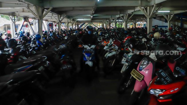 Pengendara memarkirkan motor di Park and Ride Vertical Terminal Ragunan, Jakarta Selatan, Rabu (23/11/2022). [Suara.com/Alfian Winanto]