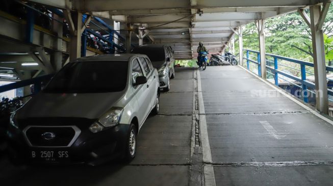 Pengendara memarkirkan motor di Park and Ride Vertical Terminal Ragunan, Jakarta Selatan, Rabu (23/11/2022). [Suara.com/Alfian Winanto]