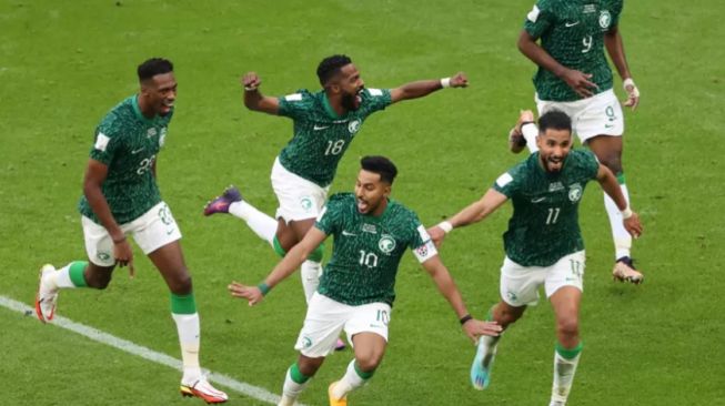 Para pemain Arab Saudi merayakan kemenangan atas Argentina (fifa.com)