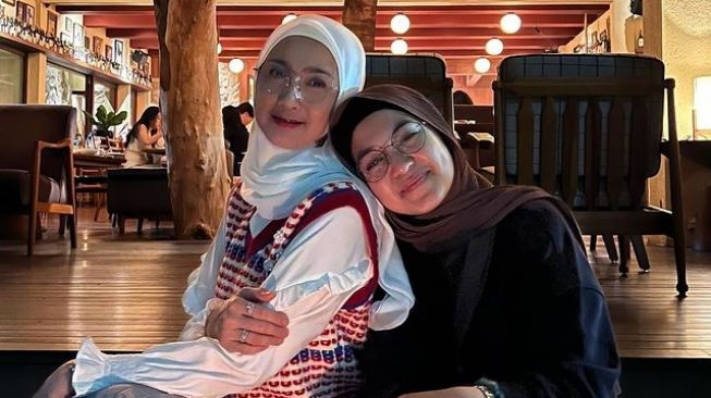  Potret Desy Ratnasari Bareng Nasywa (Instagram/@desyratnasariterdepan)