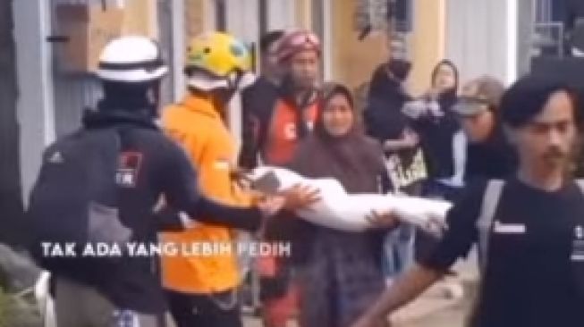 Kasih Ibu Sepanjang Masa, Ketegaran Korban Gempa Cianjur Gotong Mayat Anaknya di Jalan