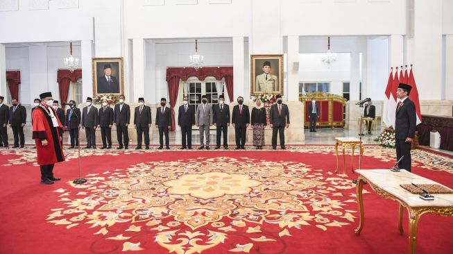 Presiden Joko Widodo (kanan) menghadiri pembacaan sumpah dan janji yang dibacakan Hakim Konstitusi Guntur Hamzah (kiri) di Istana Negara, Jakarta, Rabu (23/11/2022). [ANTARA FOTO/Hafidz Mubarak]