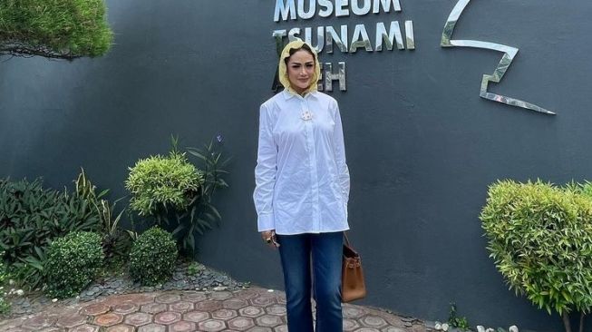 Potret Krisdayanti Berhijab saat Berkunjung ke Aceh (Instagram/@krisdayantilemos)