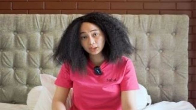 Denise Chariesta dengan rambut kribo [Youtube] 