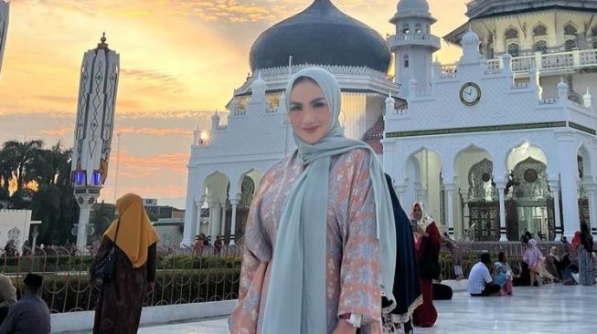 Potret Krisdayanti Berhijab saat Berkunjung ke Aceh (Instagram/@krisdayantilemos)