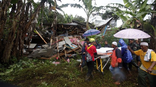 Kerabat dan keluarga membawa jenazah korban gempa bumi saat akan dimakamkan di Desa Sukamulya, Cugenang, Kabupaten Bogor, Jawa Barat, Rabu (23/11/2022).[ANTARA FOTO/Yulius Satria Wijaya/foc].