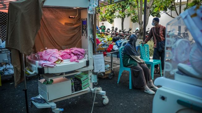 Inkubator yang berisi bayi baru lahir yang di evakuasi ke parkiran kendaraan di RSUD Sayang, Kabupaten Cianjur, Jawa Barat, Rabu (23/11/2022). [ANTARA FOTO/Raisan Al Farisi/foc].